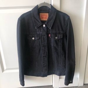 Levi’s women ex-boyfriend trucker jean jacket